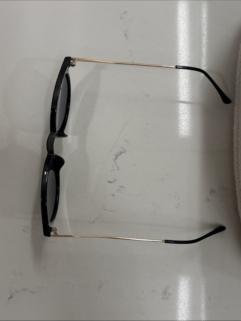 Round Vintage-Inspired Sunglasses - Black - Picture 4 of 5